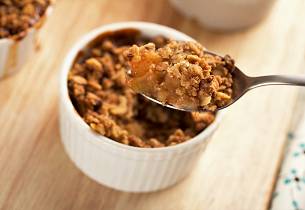 Smuldrepai crumble med epler, mandler og sitron