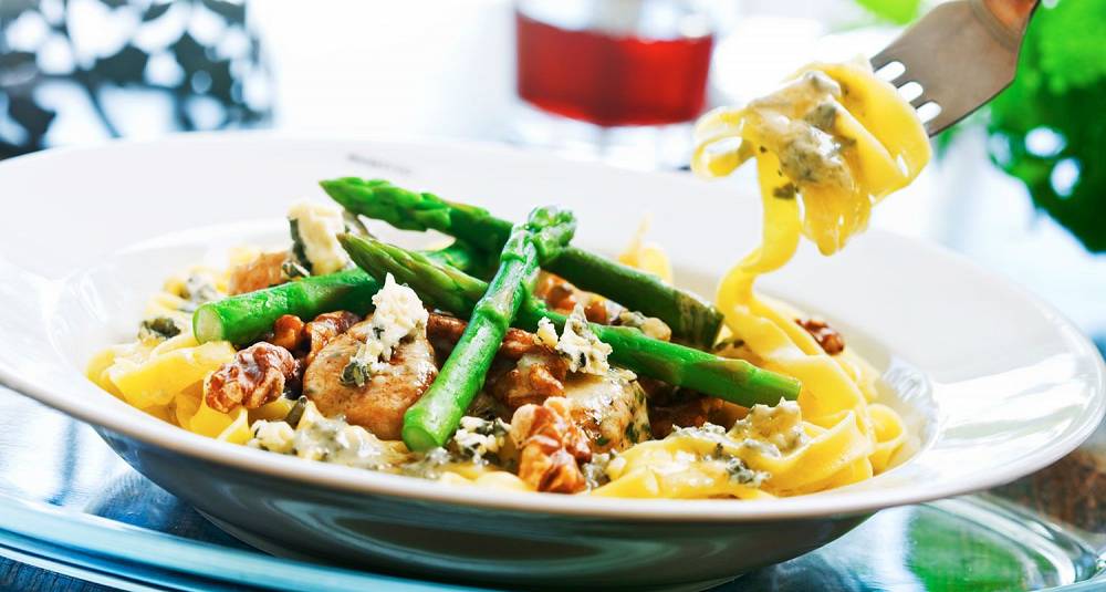 Tagliatelle med blåmuggostsaus og valnøtter