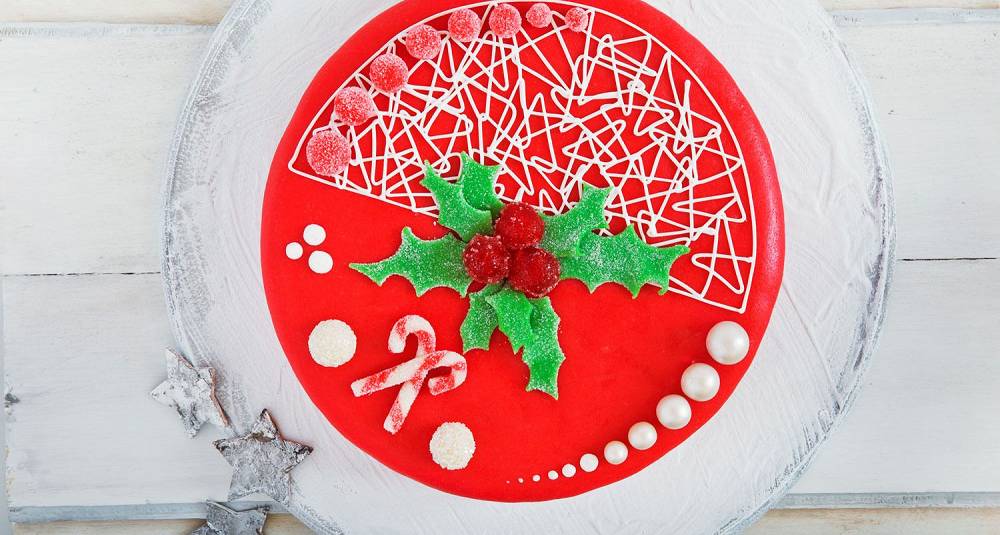 Julepyntet marsipankake