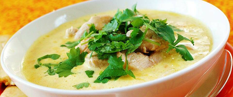 Prøv denne kyllingsuppen med indisk vri
