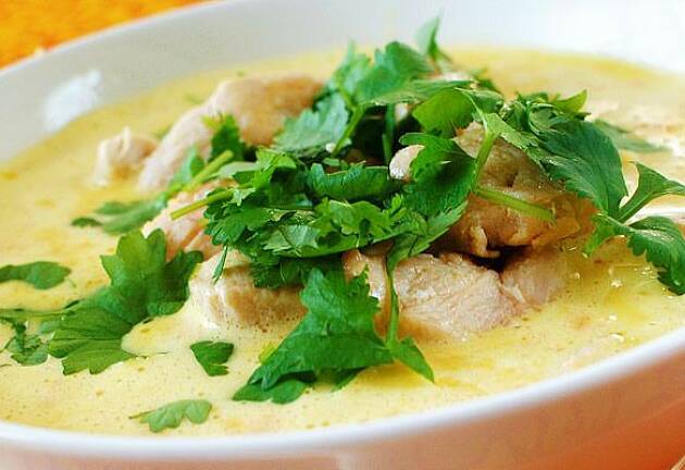 Prøv denne kyllingsuppen med indisk vri