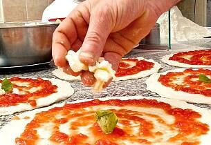 Slik lager du pizza margherita