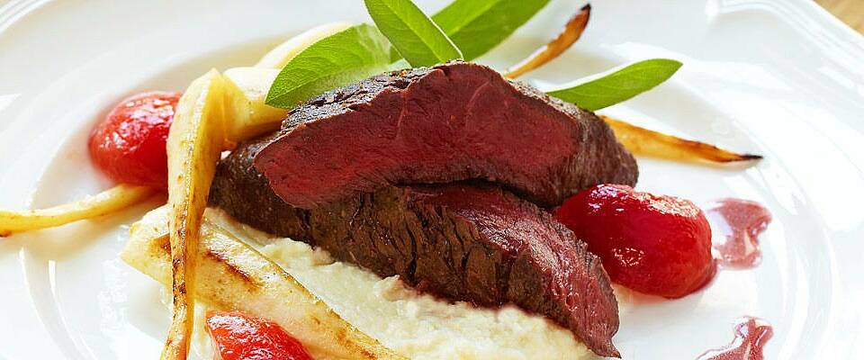Lekrere blir knapt en viltmiddag: Reinsdyrfilet med krydret plommesaus