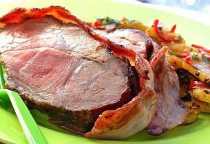 Grillet svinenakke smaker fantastisk godt med bacon og ananassalat