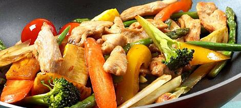 Prøv denne lettlagete wokpannen med kylling