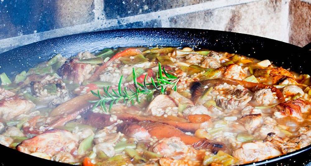 Paella med kjøtt og sopp er knallgodt