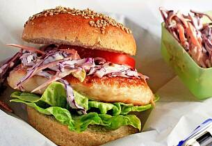 Hjemmelaget fiskeburger er lett som bare det - og ikke minst smaker det ekstra godt