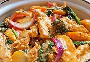 Be inn til indisk gryte-aften med svine-korma med epler og spinat