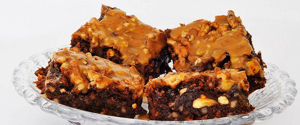 Denne kaken kan du ta med overalt: Brownies med karamell og valnøtter