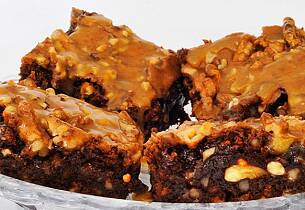 Denne kaken kan du ta med overalt: Brownies med karamell og valnøtter