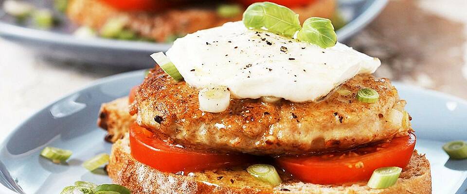 Karbonadesmørbrød til middag er helt topp her med tomat og mozzarella