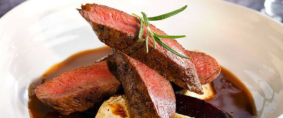 Søndagsmiddagen blir ikke bedre enn med det lekreste fra norsk natur - med hjelp av vin utenfra