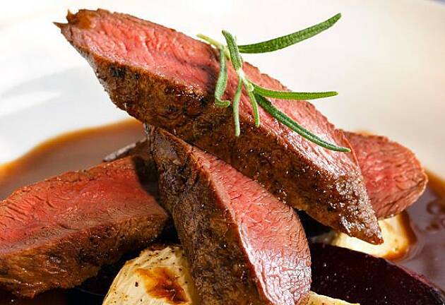 Søndagsmiddagen blir ikke bedre enn med det lekreste fra norsk natur - med hjelp av vin utenfra