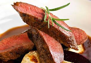 Søndagsmiddagen blir ikke bedre enn med det lekreste fra norsk natur - med hjelp av vin utenfra