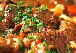 Oksekjøttet blir ekstra smaksrikt med øl i gryta