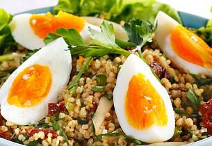 Gå for en mettende salat med bulgur og egg som alle liker