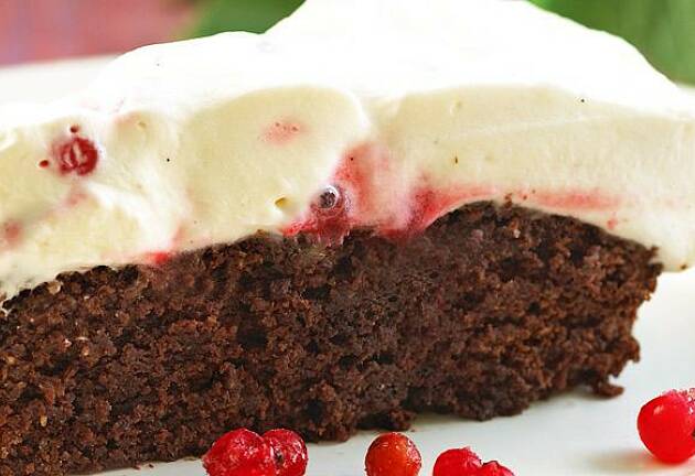 Er ripsene i hagen modne, skal du bake denne herlige sjokoladekaken
