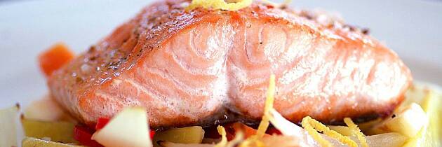 Slik skaper du feststemning på en tirsdag: Krydderstekt laks med ovnsbakte rotgrønnsaker