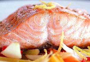 Slik skaper du feststemning på en tirsdag: Krydderstekt laks med ovnsbakte rotgrønnsaker