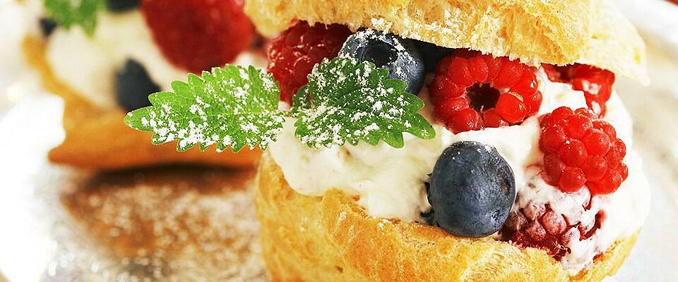 Vannbakkels fylt med friske bær og råkrem er smaken av sommer