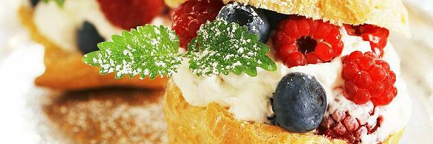 Vannbakkels fylt med friske bær og råkrem er smaken av sommer