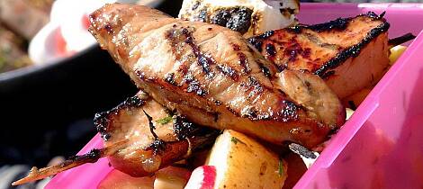 Svinekoteletter blir til supre grillspyd når de får følge av asiatisk potetsalat