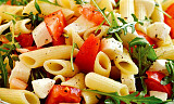 Pastarester i kjøleskapet? Det blir til en mettende salat med mozzarella
