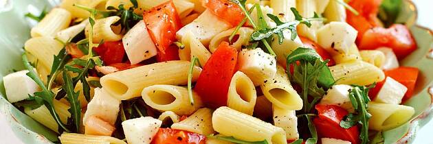 Pastarester i kjøleskapet? Det blir til en mettende salat med mozzarella