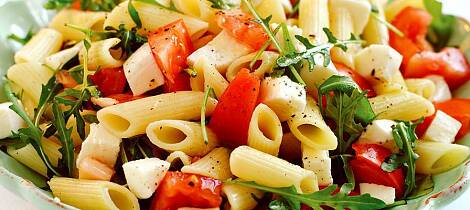 Pastarester i kjøleskapet? Det blir til en mettende salat med mozzarella