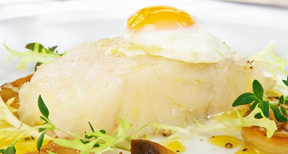 Klippfisk trukket i olivenolje med sitronsaus og egg