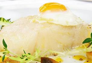 Klippfisk trukket i olivenolje med sitronsaus og egg