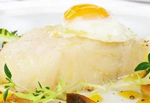 Klippfisk trukket i olivenolje med sitronsaus og egg