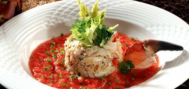 Krabbe- og rissalat i kald tomatsuppe
