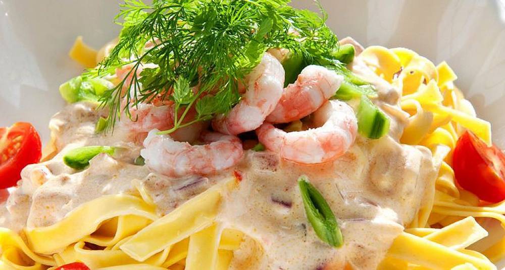 Kremet pasta med reker og cherrytomater