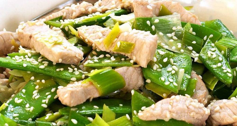 Grønn wok med svinekjøtt og sukkererter