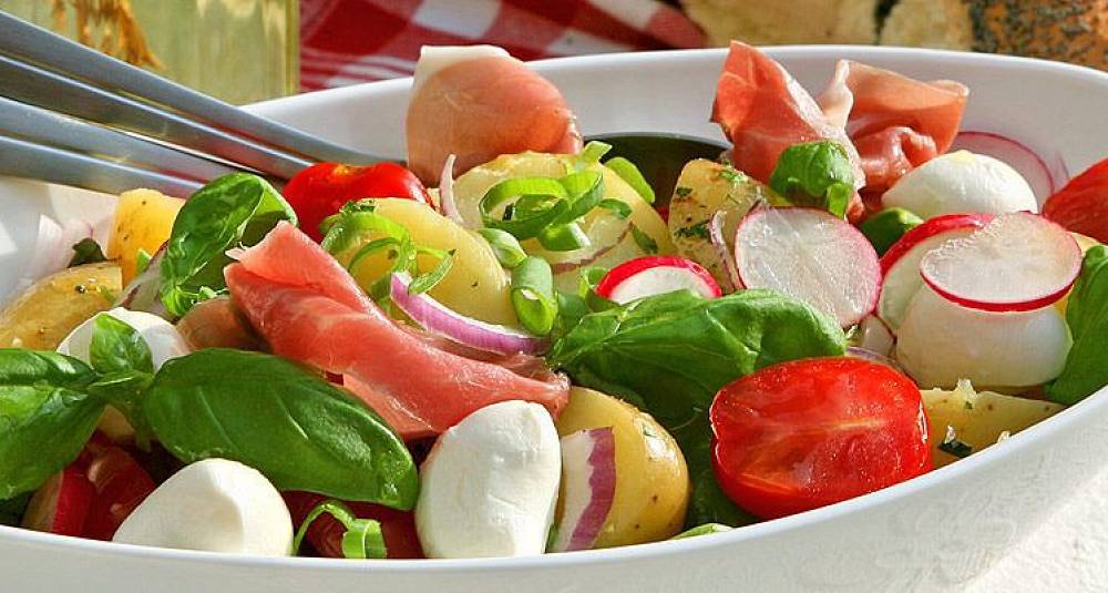 Ferskpotetsalat med spekeskinke og mozzarella