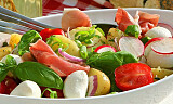 Ferskpotetsalat med spekeskinke og mozzarella