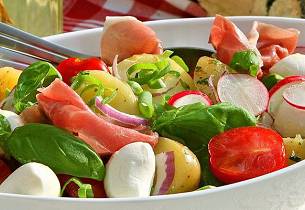 Ferskpotetsalat med spekeskinke og mozzarella