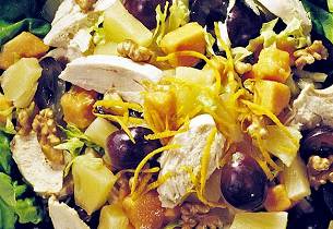 Kyllingsalat med frukt og valnøtter