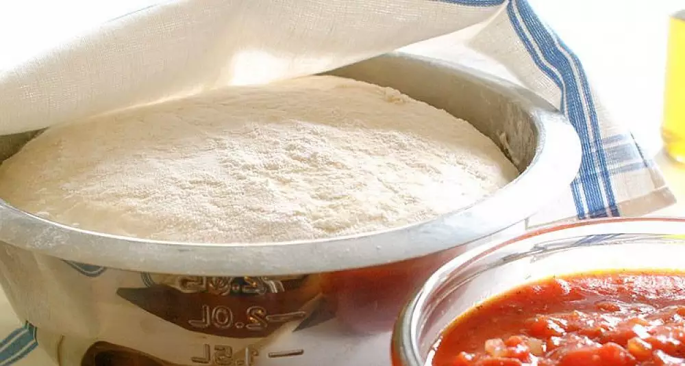 Slik lager du pizzadeig
