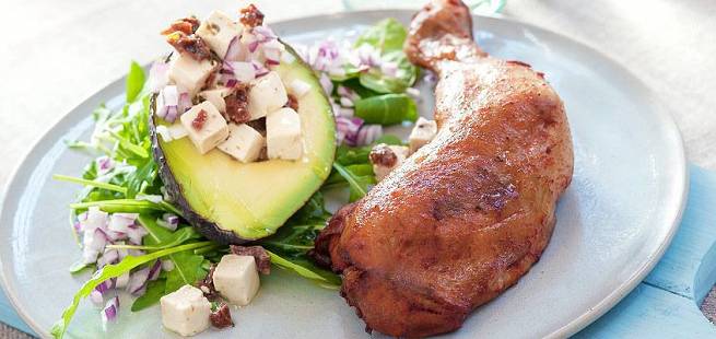Grillede kyllinglår med avokado og feta