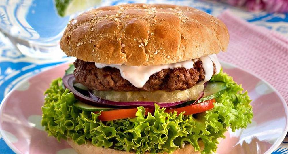 Lag deg en skikkelig hawaiiburger på grillen