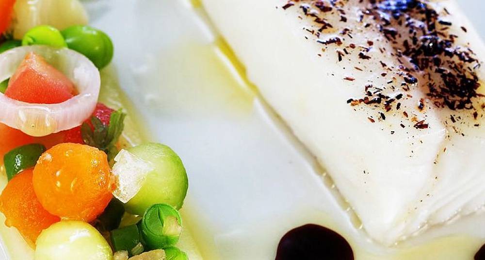 Bakt norsk kveite med agurksalat