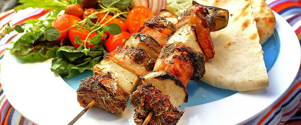 Grillspyd med mørt lammekjøtt og saftig pære smaker veldig godt