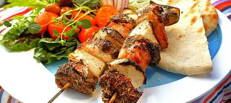 Grillspyd med mørt lammekjøtt og saftig pære smaker veldig godt
