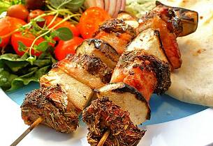 Grillspyd med mørt lammekjøtt og saftig pære smaker veldig godt