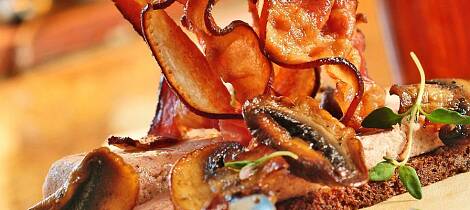 Et lunt smørbrød med leverpostei, bacon og sopp er lekkert døgnet rundt
