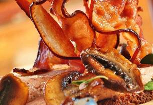Smørbrød med lun postei, bacon og sopp