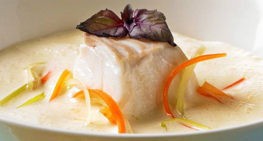 Fiskesuppe med små grønnsaker og skrei