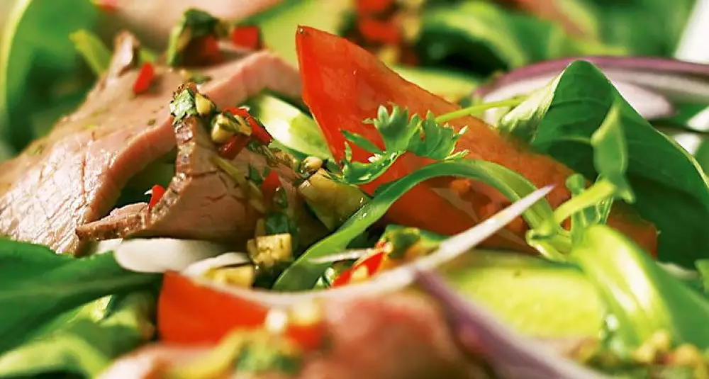 Roastbiffsalat med syrlig og pikant dressing